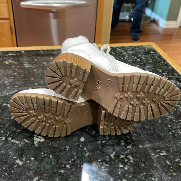 Girls  Size 3 Bryn  Mia Girl  creamy white boots Fur Top Sparkly tongue - Picture 7 of 7